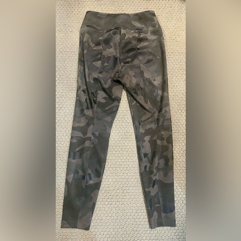 White House black market Camo-Print Runway Leggings - Picture 5 of 8